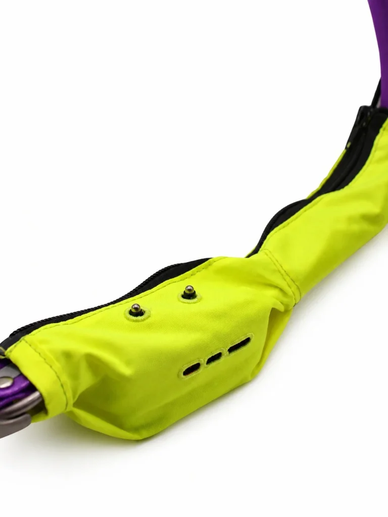 Detalle del protector IOCUS Spain TR-DOG DOK mostrando los pinchos de estimulación atravesando la tela amarillo lima